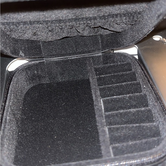 Guess Heart Pendant Set & Travel Case - Picture 5 of 6